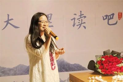 誦讀經典愛情詩文,百余人在大理讀吧共度七夕浪漫時光