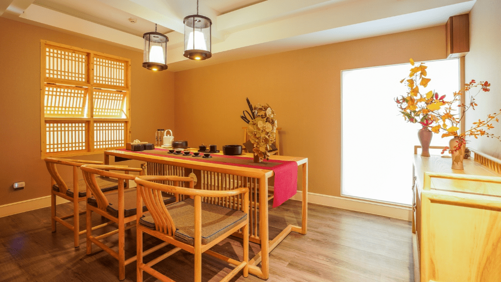 鬧市一隅新中式茶館 倉儲服務何以成年輕人新寵？